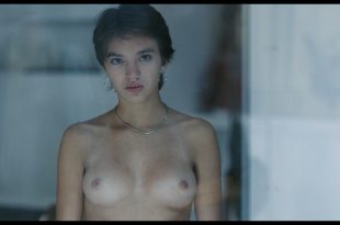 Laura Smet sexy Billie Blain nude topless - La sainte famille (FR-2019) HD 1080p Web (3)