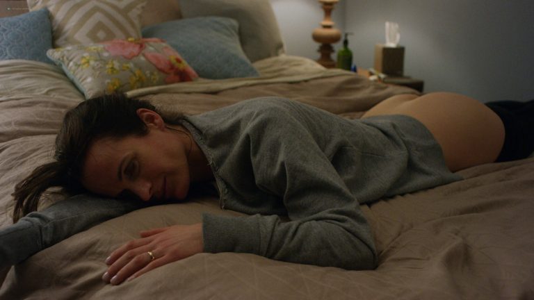 Elizabeth Reaser nude butt – Easy (2016) s1e1 UHD 2160 – 1080p