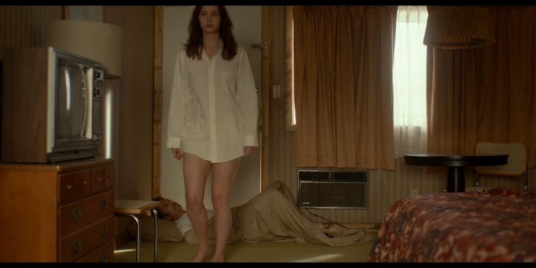 Mary Elizabeth Winstead hot and some sex - Faults (2014) 1080p BluRay