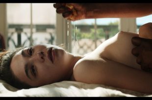 Matilda De Angelis nude topless Berenice Bejo nude Il materiale emotivo IT 2021 1080p Web 15