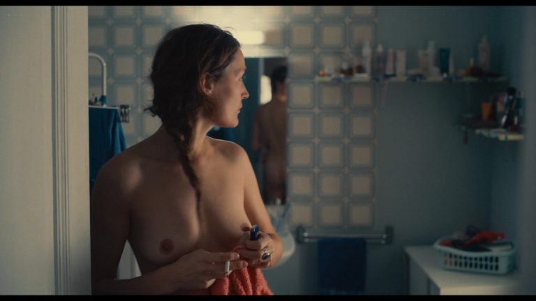 Vicky Krieps nude topless and butt – Serre moi fort (FR-2021) 1080p Web