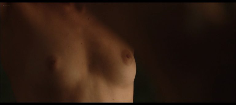 Lou De Laâge nude brief topless and very hot – L’Attesa (FR-2015) 1080p Web
