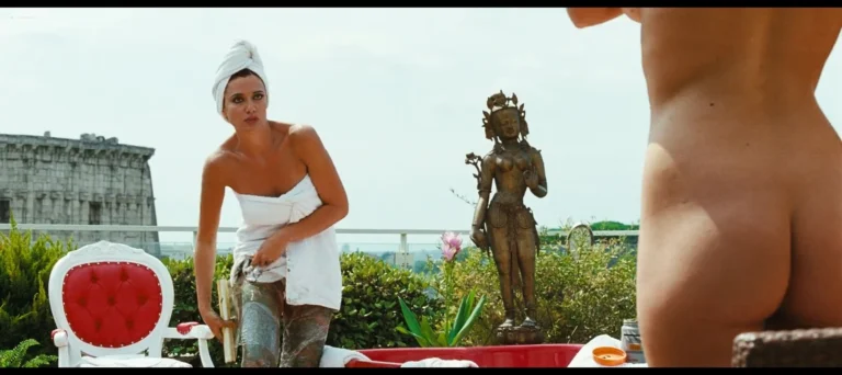 Paola Cortellesi nude butt Anna Foglietta sexy – Escort in Love (IT-2011) 1080p BluRay