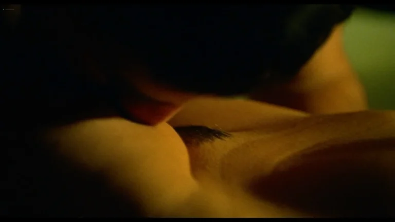 Mathilde Seigner nude in Le coeur à l’ouvrage (FR-2000)