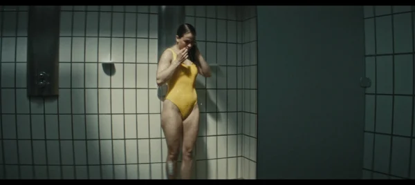 Henriette Confurius sexy in Schweigend steht der Wald DE 2022 1080p BluRay 12