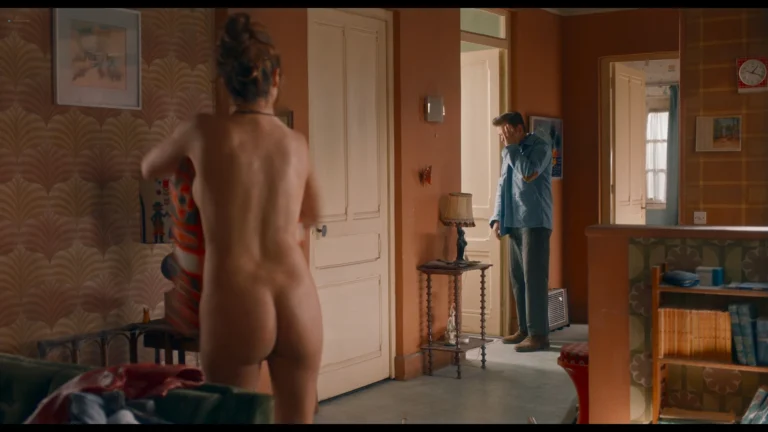 Alice Pol nude butt in C’est Magnifique! (FR-2021)