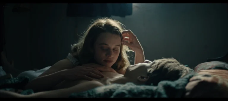 Luna Wedler sexy in Der Passfälscher (DE-2022)