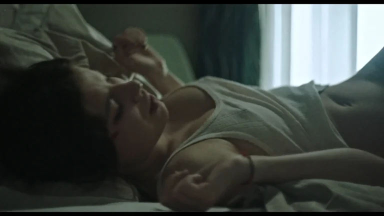 Alma Noce sexy in La ragazza ha volato (IT-2021)