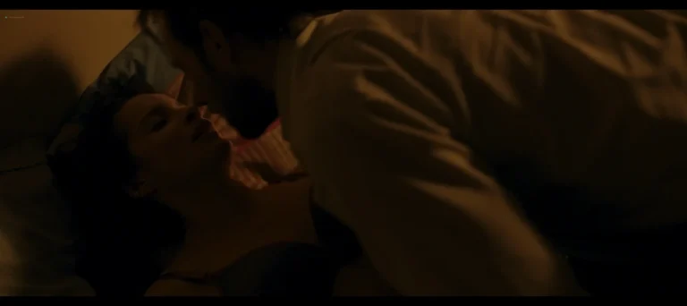 Rebecca Marder nude in De grandes espérances (FR-2022)