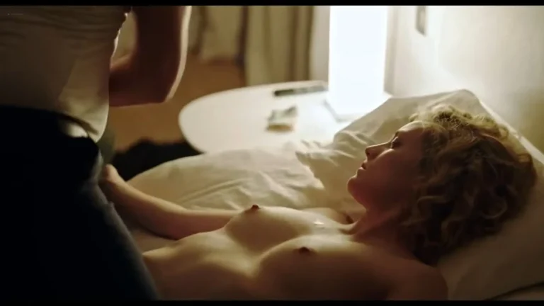 Evelyne Brochu nude in French movie Le passe devant nous (FR-2016)