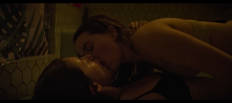 Kaitlyn Dever hot lesbian sex scenes in Booksmart (2019)