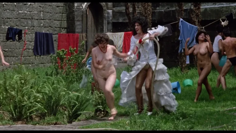 Sonia Infante nude scenes in La casa que arde de noche (MX-1985)