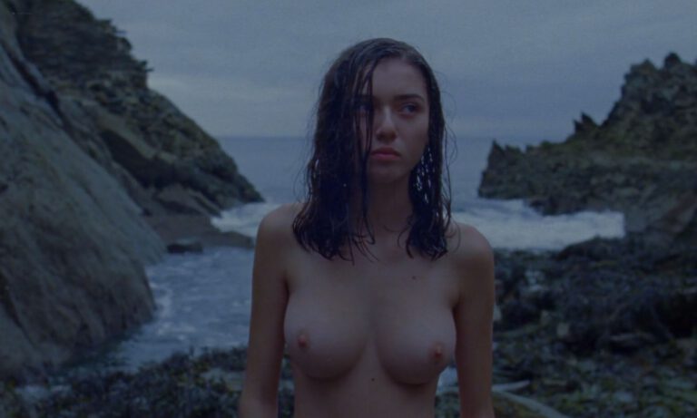 Léonie Dahan-Lamort nude scenes in L’Île et le continent (FR-2020)