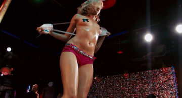 Amy Smart nude topless covering nipples and funny - Crank 2 High Voltage (2009) hd1080p (12)