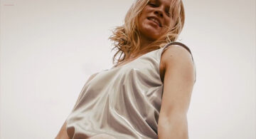 Amy Smart nude topless covering nipples and funny - Crank 2 High Voltage (2009) hd1080p (3)