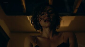 Trieste Kelly Dunn hot and Sarah Brooks nude sideboob - Girl on the Third Floor (2019) 1080 Web Trieste Kelly Dunn hot and Sarah Brooks nude sideboob - Girl on the Third Floor (2019) 1080 Web (13)